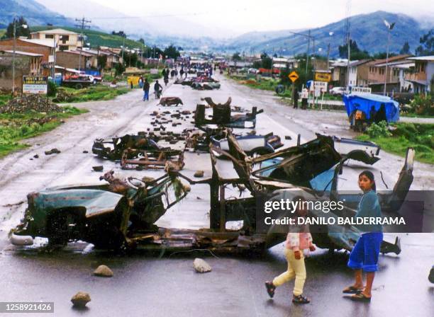 Two girls cross the route that joins Cochabamba with Santa Cruz, that has been blocked by coca farmers, 14 January 2003. Dos niñas atraviesan la ruta...