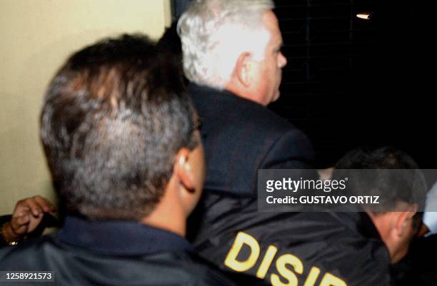Carlos Fernandez is tranferred under heavy police security in Caracas, Venezuela 21 February 2003. Carlos Fernandez presidente de la cúpula...