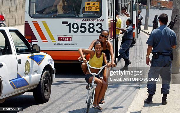 Soldier secures the area as violence caused by drug dealers plagues the poverty stricken "barrios" of Rio de Janeiro 28 February 2003. Soldados de la...