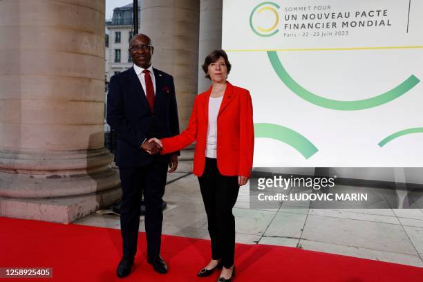 Burundi's Prime Minister Alain-Guillaume Bunyoni and France's Foreign Minister Catherine Colonna pose for a photograph as they arrive at the Palais...