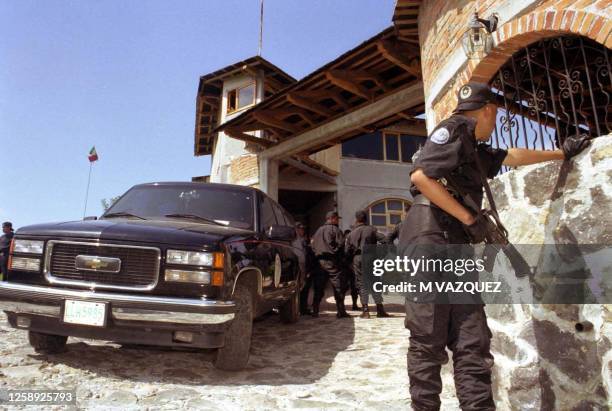 Agents of the PGR detain four drug traffickers in Villa de Allende, Mexico, 08 September 2000. AFP PHOTO/ M. Vazquez-MVT Agentes de la PGR , luego de...