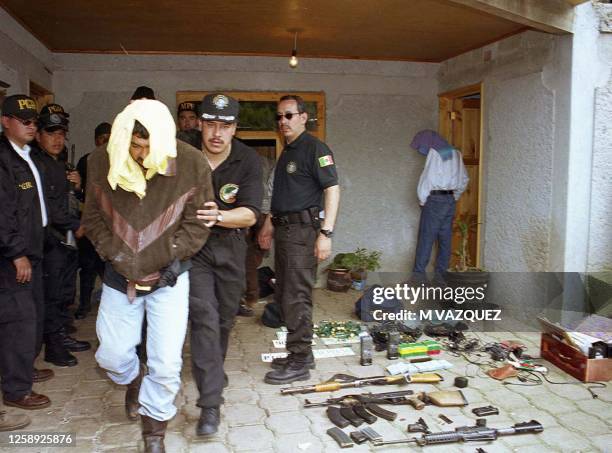 Agents of the PGR detain four drug traffickers in Villa de Allende, Mexico, 08 September 2000. AFP PHOTO/ M. Vazquez/MVT Agentes de la PGR detienen a...