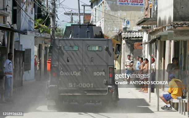 An armoured personal carrier of Rio de Janeiro' Militar Police patrolls the streets of Vigario Geral shantytown, 08 October 2004, after a deployment...