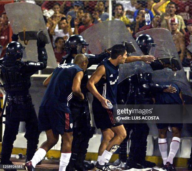 Jugadores de River Plate de Argentina entran al vestuario mientras son custodiados por policías en el estadio Pascual Guerrero de Cali, Colombia, el...