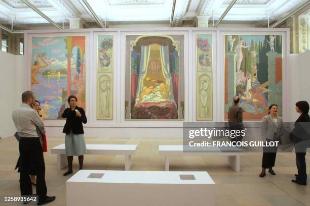 Des personnes regardent l'oeuvre "L'histoire de Psyché" peinte par l'artiste Maurice Denis, le 27 octobre 2006 au Musée d'Orsay à Paris. Le musée...