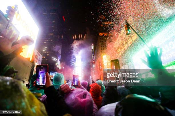 new year in nyc - countdown stockfoto's en -beelden