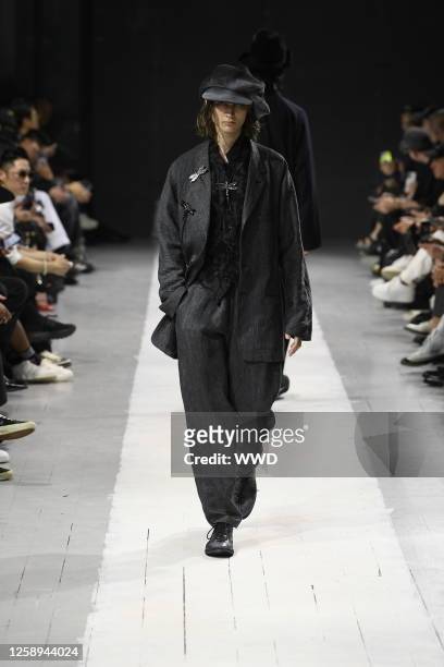 Model on runway at the Yohji Yamamoto Spring 2024 Menswear Collection Runway Show on June 22, 2023 in Paris, France.