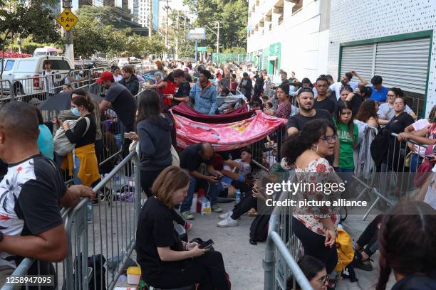 June 2023, Brazil, São Paulo: People sleep and wait outside the Allianz Parque stadium in the hope of buying tickets for "The Eras Tour" of Taylor...