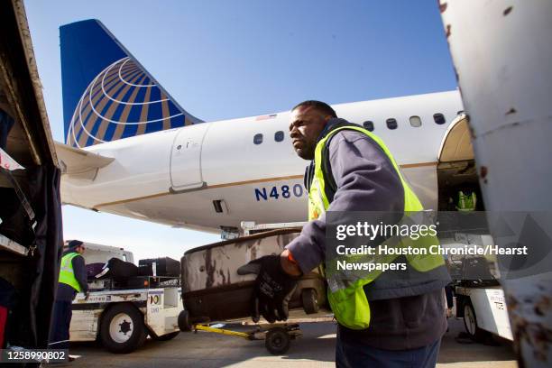 Air Freight Ramp 123 United Airlines Ramp Stock Photos, High-Res Pictures, and Images ...