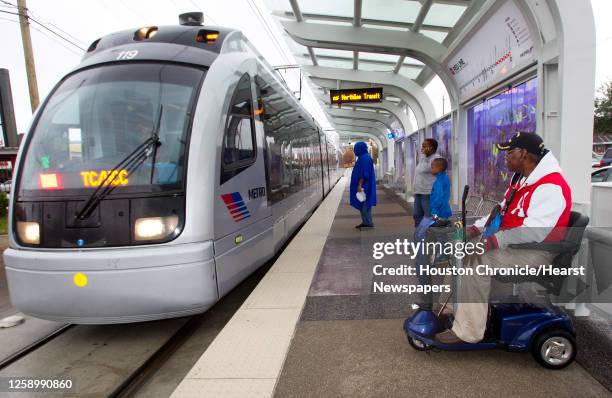 Fulton North Central Station Photos and Premium High Res Pictures