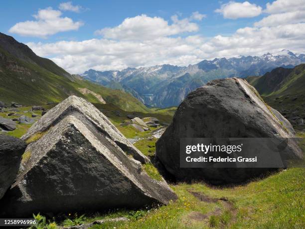 two slate rock boulders passo di gana negra in blenio valley (valle di blenio) - slate rock stock-fotos und bilder