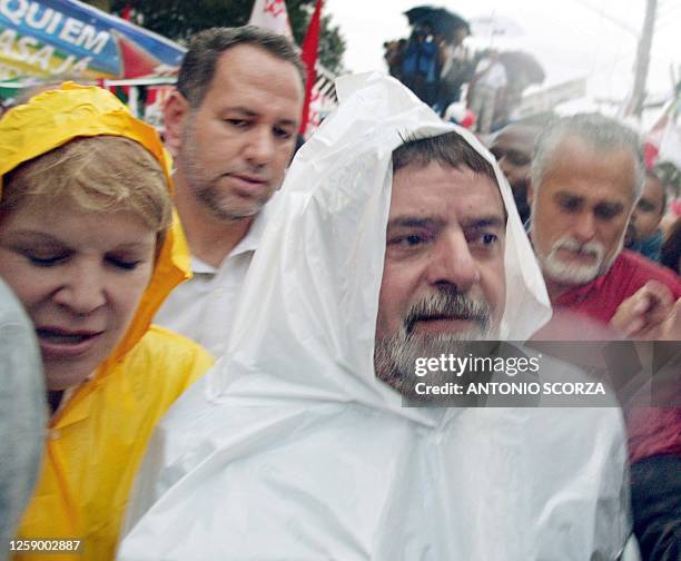 Brazilian presidential candidate Luiz Inácio Lula da Silva of the leftist Workers Party is greeted by supporters under the rain, 01 October 2002, in...