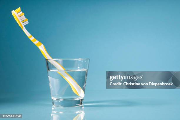 dental protection cleaning toothbrush - zahnpasta stock-fotos und bilder