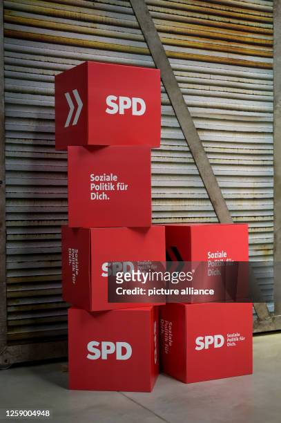 June 2023, Saxony, Chemnitz: Red paper cubes with the SPD logo at the state party conference of the Saxony SPD in Chemnitz. In addition to the...