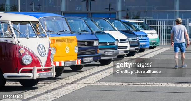 https://media.gettyimages.com/id/1259013109/photo/24-june-2023-lower-saxony-hanover-different-generations-of-the-volkswagen-bulli-stand-at-the.jpg?s=612x612&w=gi&k=20&c=m0mIhQR6hGiCEw5KqsN-6Y0VINyks_Nyl2FBFbSf3k4=
