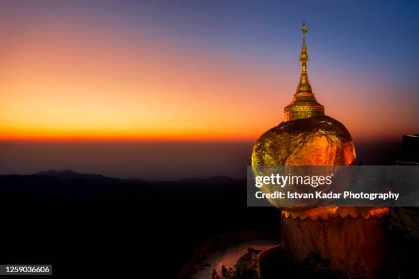 sundown at the kyaiktiyo pagoda, myanmar - kyaiktiyo pagoda stock pictures, royalty-free photos & images