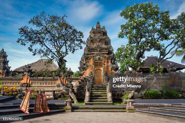 ubud wasserpalast bali pura taman saraswati indonesien - saraswati stock-fotos und bilder