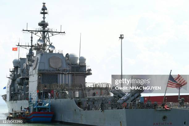 The USS Antietam guided missile cruiser, which is part of the carrier group accompanying the US Navy's USS Ronald Reagan aircraft carrier, docks at...