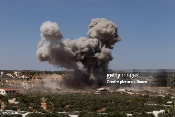 June 2023, Syria, Jisr Al-Shughur: Smoke rises as a result of an air strike by Russian warplanes that targeted, among other places, a vegetable...