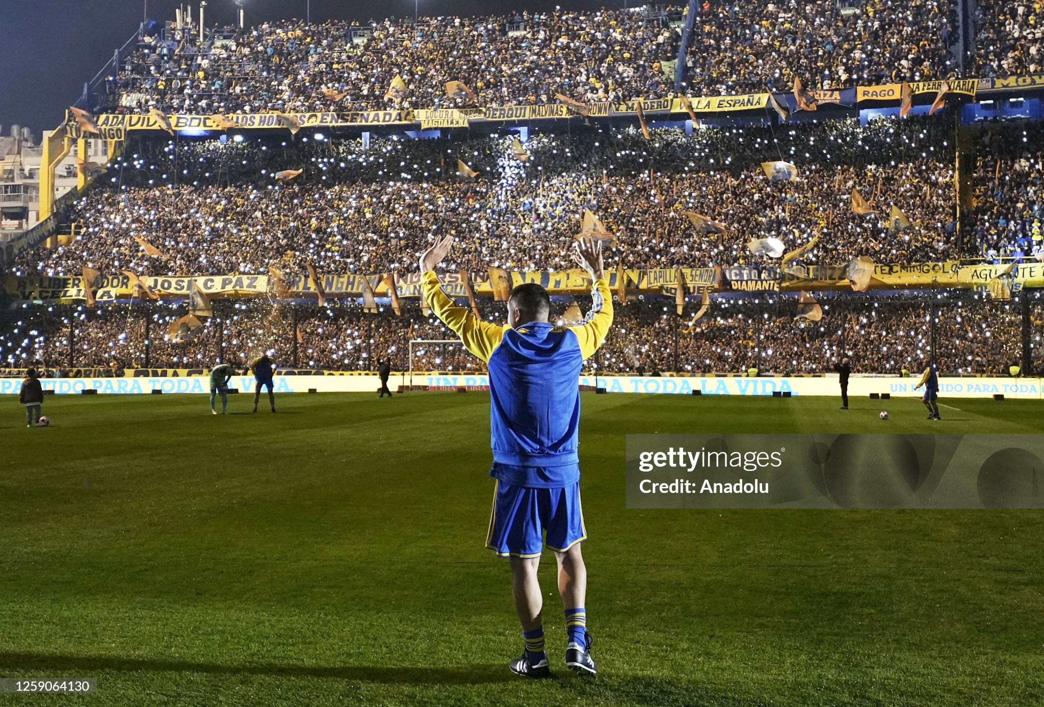 Messi and Riquelme shine at a grand football celebration in La Bombonera