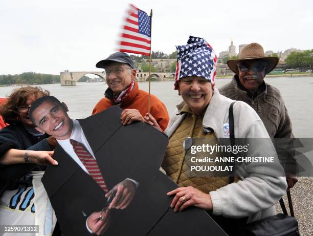 Des ressortissants américains sont rassemblés devant le pont d'Avignon, pour manifester leur soutien au candidat à l'investiture démocrate pour...