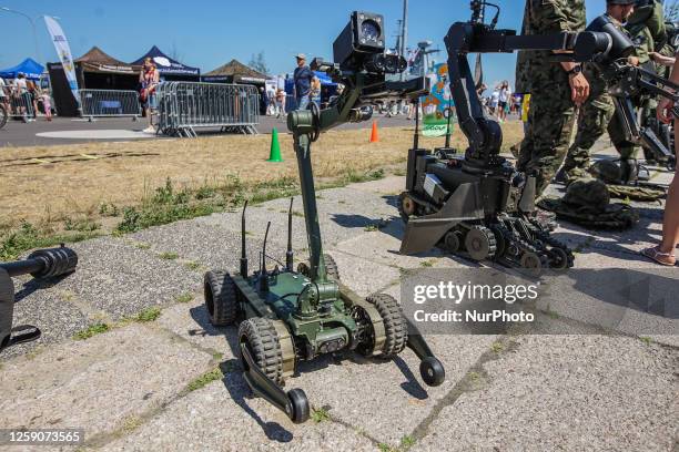 Sapper Charge Rope Robot Sapper Photos and Premium High Res Pictures - Getty Images