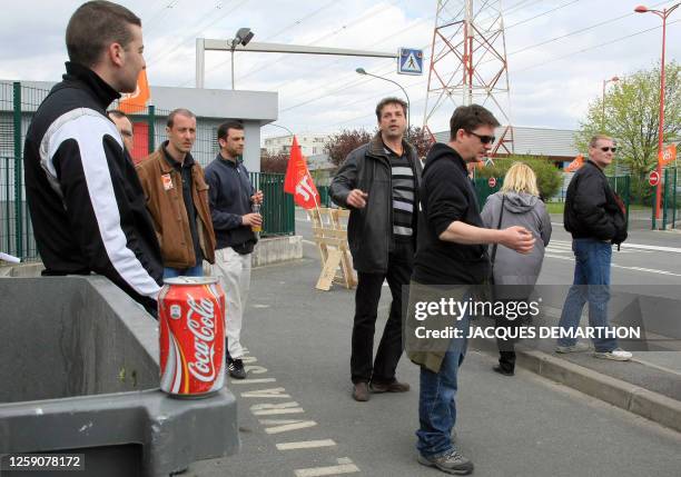 Des employés du site de Coca-Cola à Clamart bloquent l'entrée du site de production de Clamart, le 24 avril 2008, en raison d'une grève pour les...