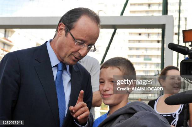 Le candidat à la primaire PS François Hollande discute avec un élève alors qu'il visite une école lors d'un déplacement sur le thème de l'éducation à...
