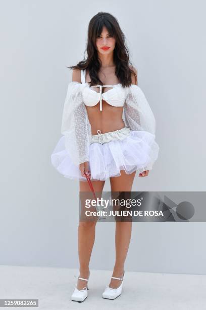 American model Emily Ratajkowski poses for photographs as she arrives at the Jacquemus Menswear Spring-Summer 2024 show as part of the Paris Fashion...