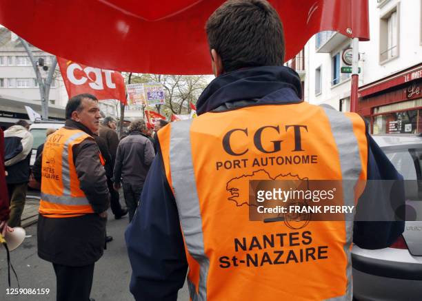 Des dockers du port de Nantes-Saint-Nazaire défilent lors de la manifestation du 1er Mai à Saint-Nazaire. Le pouvoir d'achat et la réforme des...