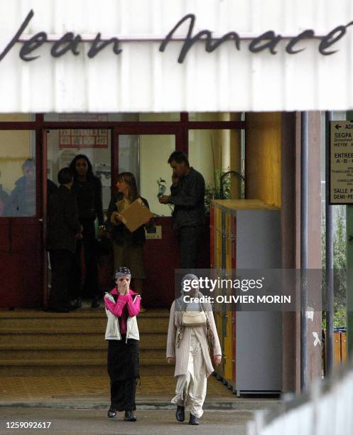 Dounia et Khouloud , deux collégiennes de Mulhouse attendent le délibéré du conseil de discipline du Collège Jean Macé, le 19 octobre 2004. Les deux...