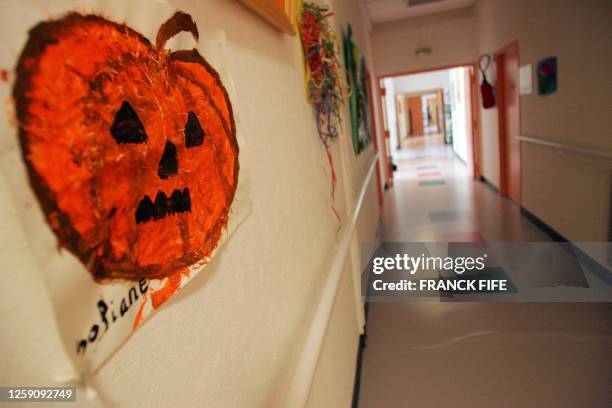 Photo d'un dessin d'enfant accroché dans un couloir de l'Institut médico-éducatif Christian-Lazard de la Queue-les-Yvelines, prise, le 05 octobre...