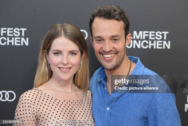 June 2023, Bavaria, Munich: Actors Leonie Brill and Moritz Lehmann show up at the premiere of the series "Gute Freunde - Der Aufstieg des FC Bayern"...