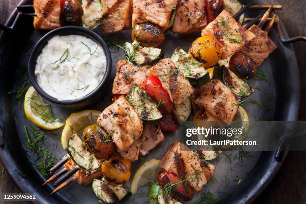 brochetas de salmón bbq con calabacín, tomates y salsa tzatziki - pinchito fotografías e imágenes de stock