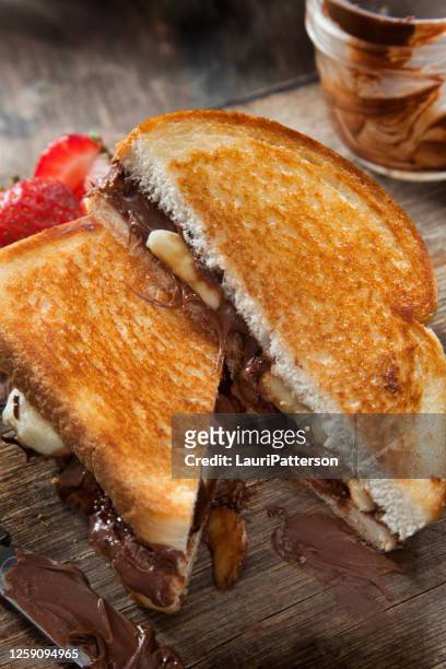 gegrilde banaan en chocolade hazelnoot spread sandwich - tosti stockfoto's en -beelden