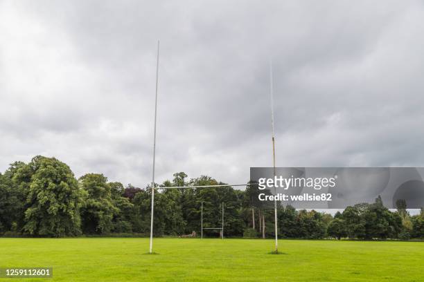 wonky goal posts on a rugby pitch - rugbyplatz stock-fotos und bilder