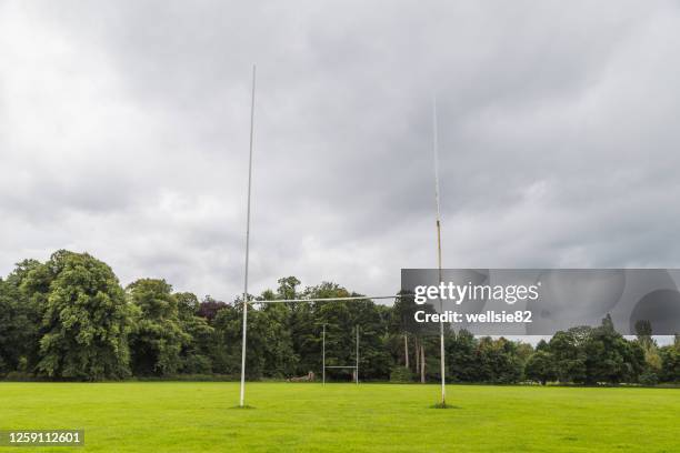 wonky goal posts on a rugby pitch - campo de râguebi imagens e fotografias de stock