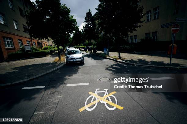 The pictogram for a new cycle path in the Ollenhauerstrasse in Berlin Reinickendorf was crossed out with a yellow marking on June 27, 2023 in Berlin,...