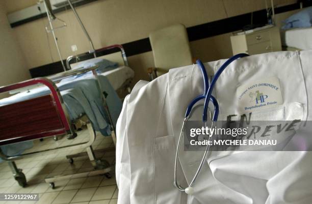 Une blouse et un stéthoscope sont posés sur une chaise dans une chambre vide à la clinique privée Saint-Dominique à Flers, le 06 novembre 2001, au 2e...