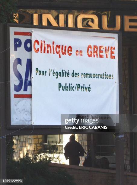 Une banderole annonçant la grève de deux jours est apposée sur un panneau devant la clinique privée Saint-Jean-du-Languedoc à Toulouse, le 24 octobre...