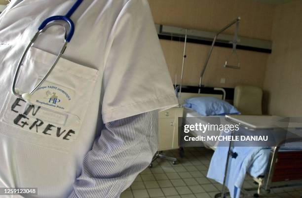 Une infirmière en grève passe le 06 novembre 2001 dans une chambre vide à la clinique privée Saint-Dominique à Flers, au 2e jour de la grève...