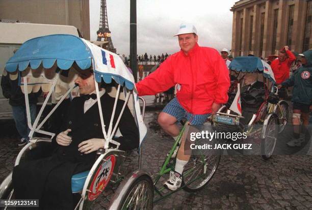Une victime des mines en ex-Yougoslavie portant une prothèse à la jambe gauche est au départ, 14 juin à Paris, d'un rallye de cyclo-pousses, organisé...