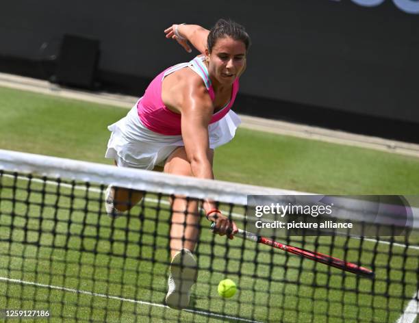 June 2023, Hesse, Bad Homburg: Tennis: WTA Tour, Singles, Women, Round of 16, Alize Cornet - Emma Navarro . Emma Navarro from the USA stretches for...