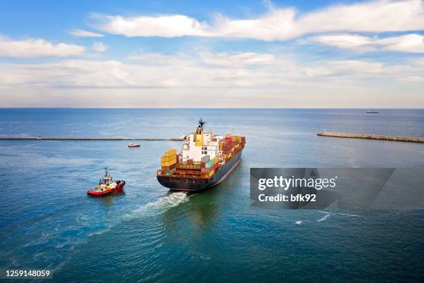 containerschip vrachtvervoerder in transit. - commercial dock stockfoto's en -beelden