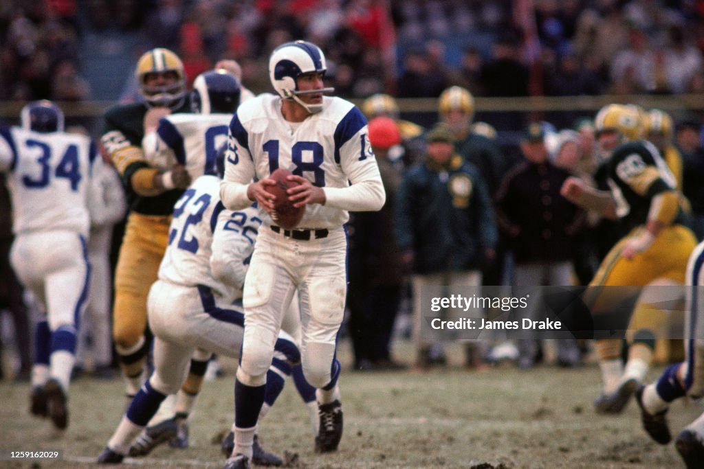 1967 Rams Roman Gabriel of the Los Angeles Rams looks to throw a pass against ...