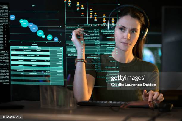 de vrouw van het gegevensscherm - doorzichtig stockfoto's en -beelden