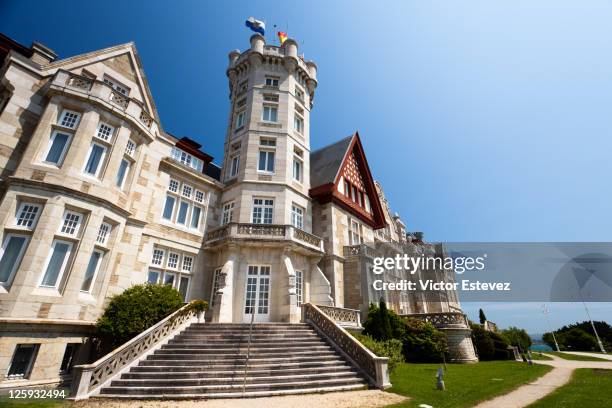 magdalena palace in santander - palácio imagens e fotografias de stock
