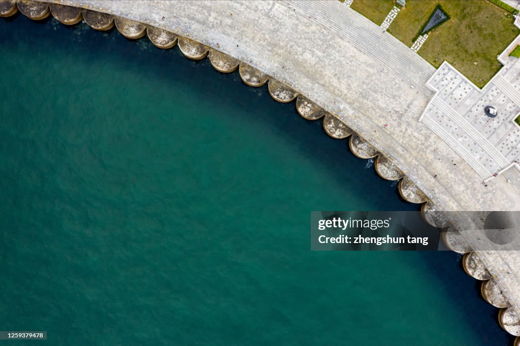 Necklace shape Coastal dam