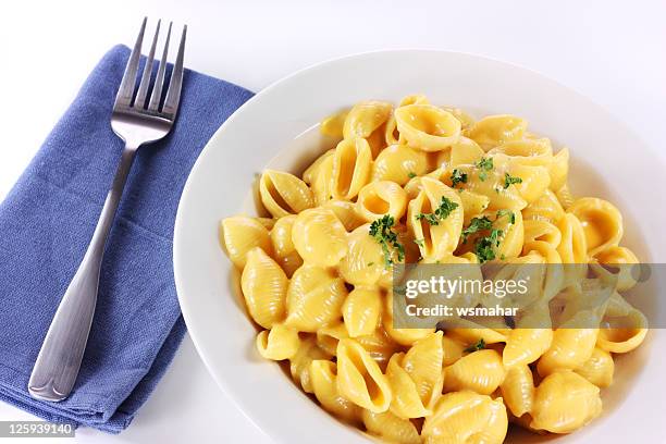 shells and cheese - macaroni and cheese stockfoto's en -beelden