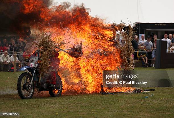 motorbike stunt fire - motorcycle stunt stock pictures, royalty-free photos & images